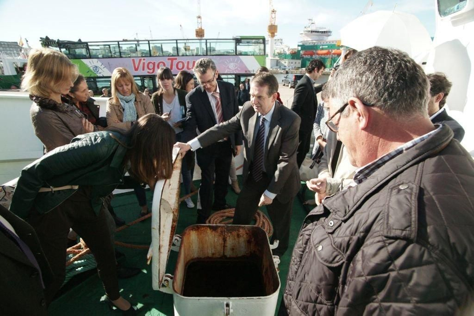 Las autoridades locales realizaron la primera ruta de turismo pesquero, en la que conocieron el buque arrastrero "Patricia Marta".