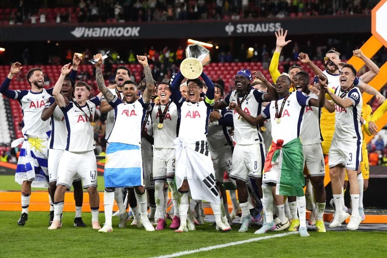 Son levanta el trofeo de la Liga Europa en San Mamés.