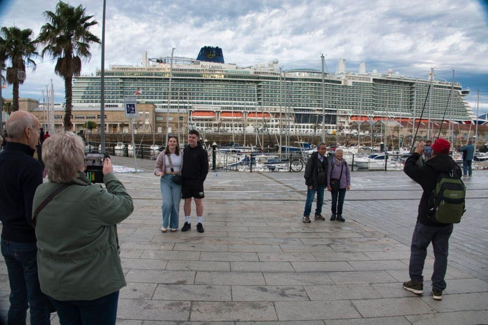 Pasajeros del “Iona”, fotografiando al buque.