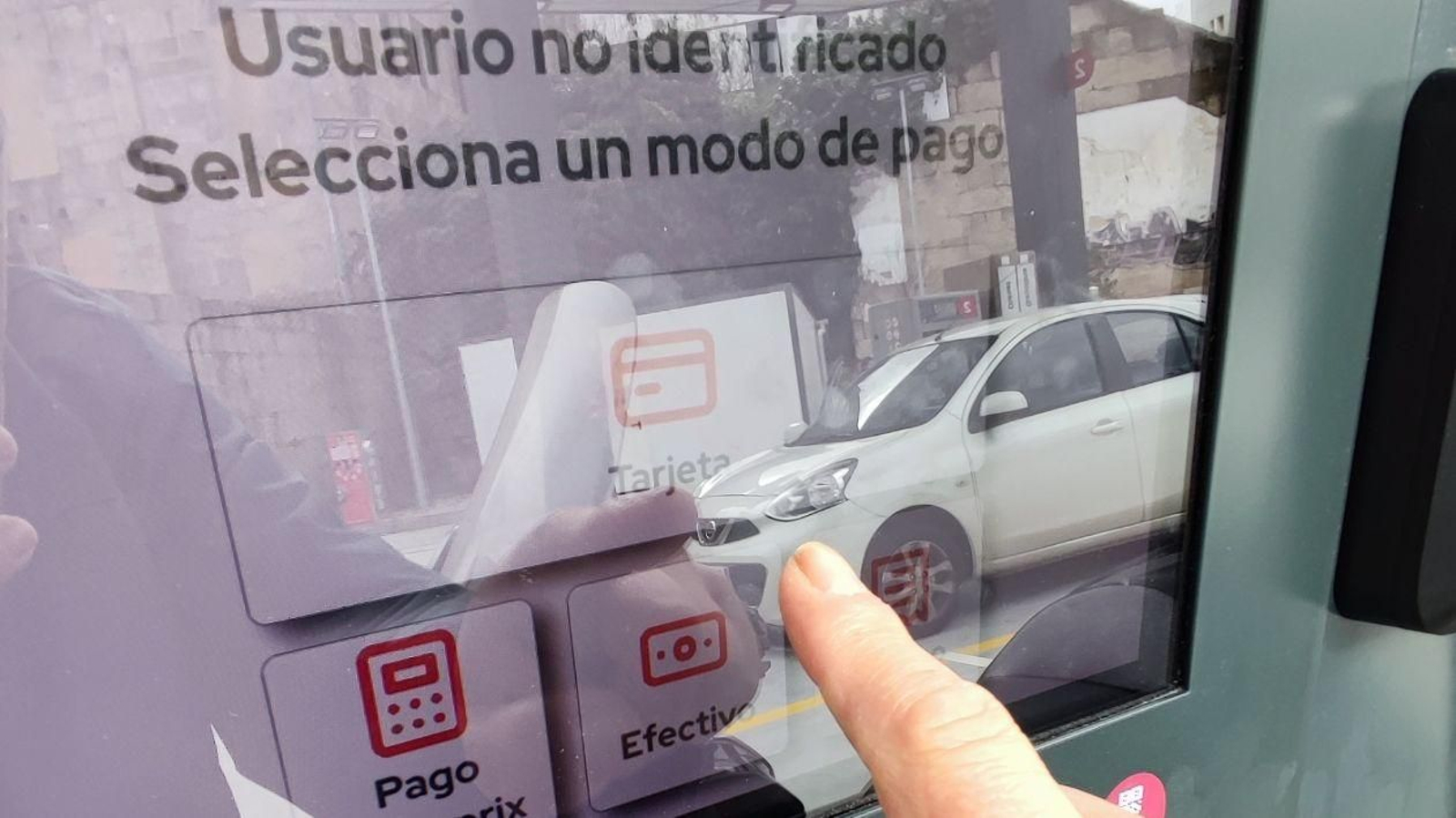 Un usuario utiliza una de las cajas autopago en una gasolinera de Vigo.