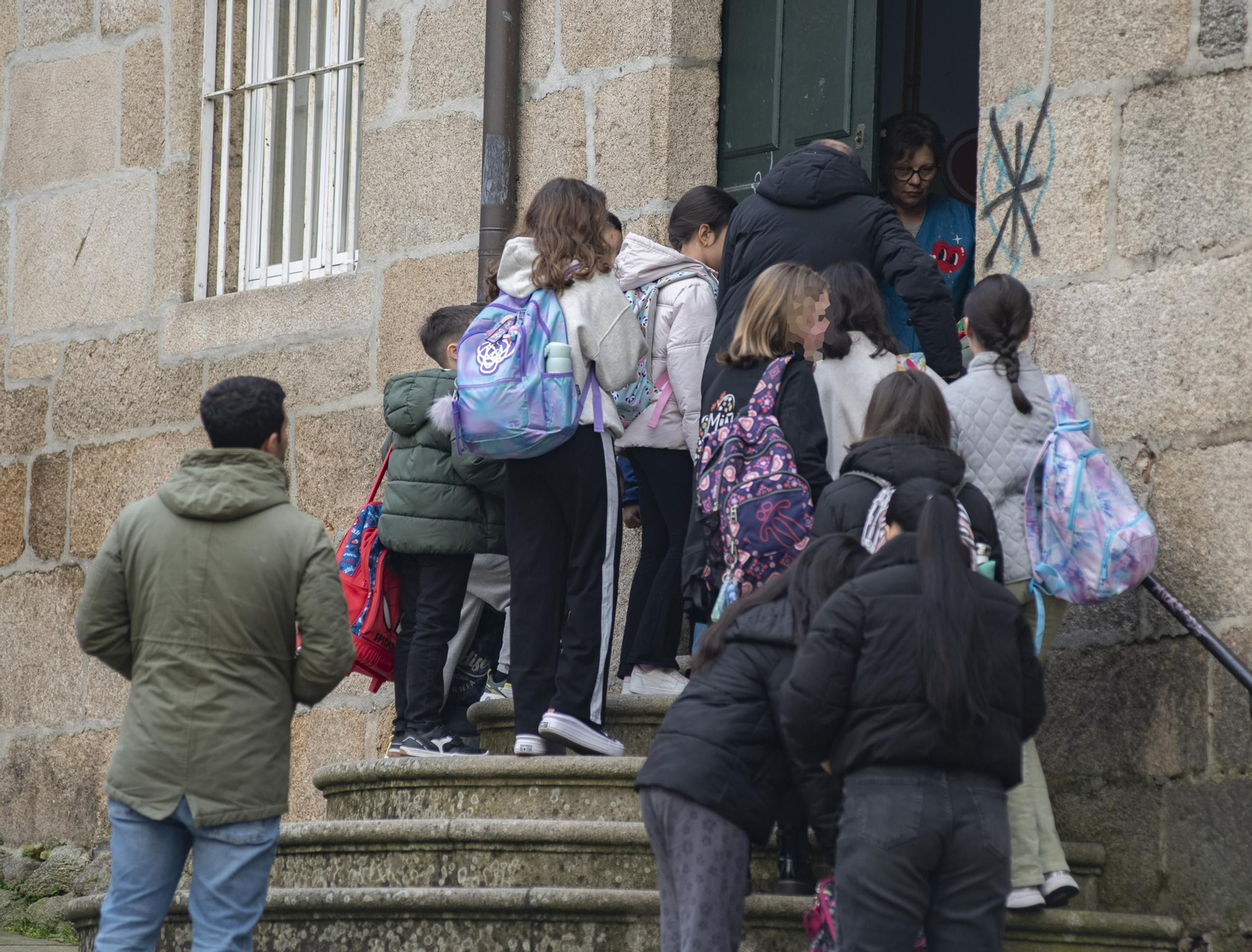 Alumnos a la entrada de un centro educativo de la ciudad.