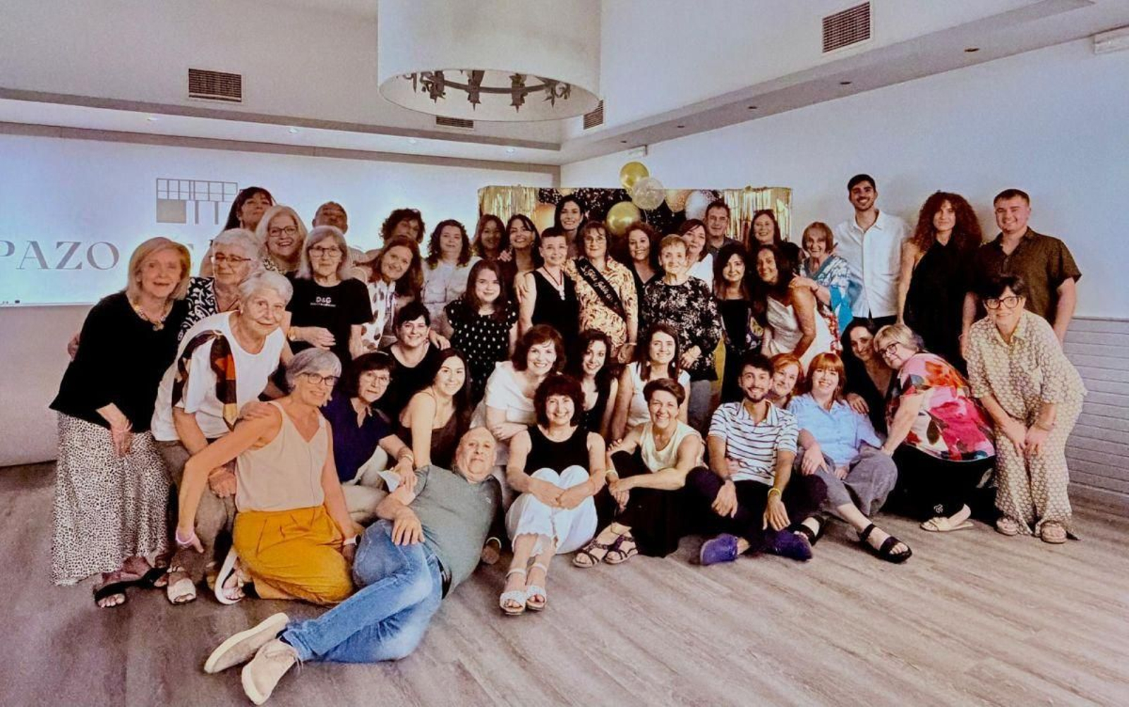 Foto de familia de Amparo Novoa con sus compañeros y amigos.