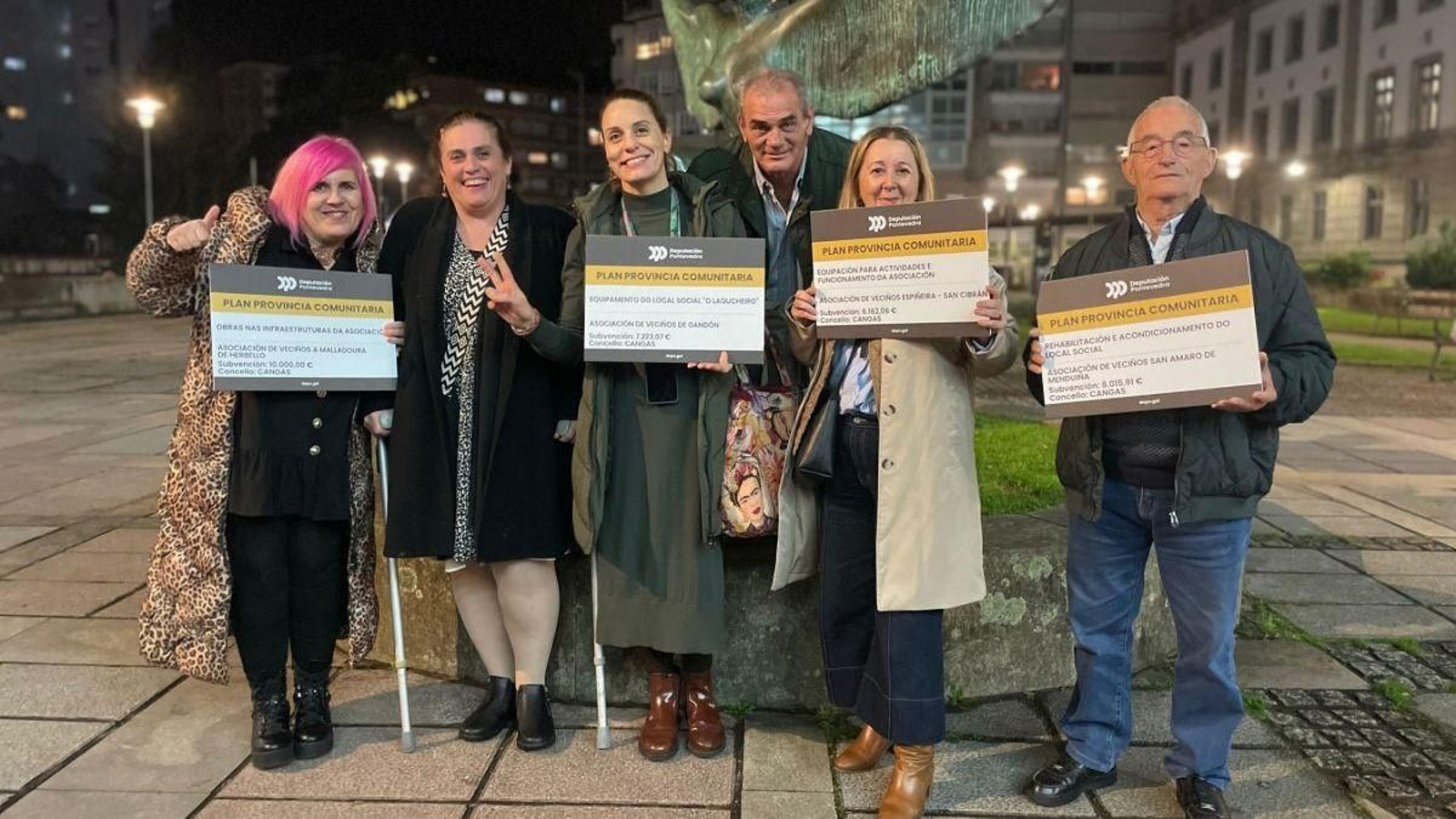 Las asociaciones vecinales de Aldán y el colectivo de O Hío mostrando sus cheques.