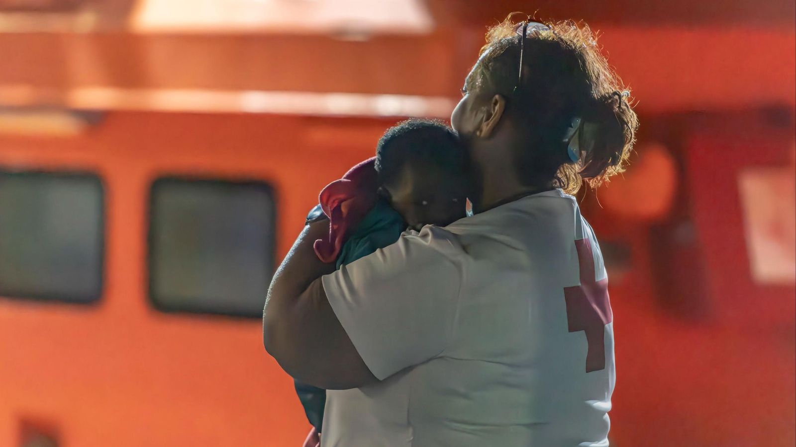 Una trabajadora de Cruz Roja con un bebé en El Hierro.