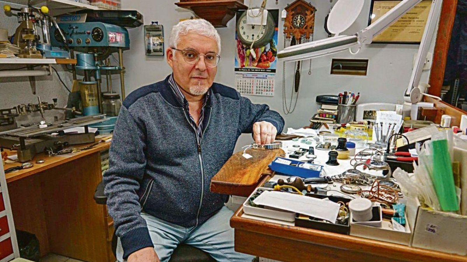 Antonio Penín,  en su taller de la joyería, que dejará el año que viene.