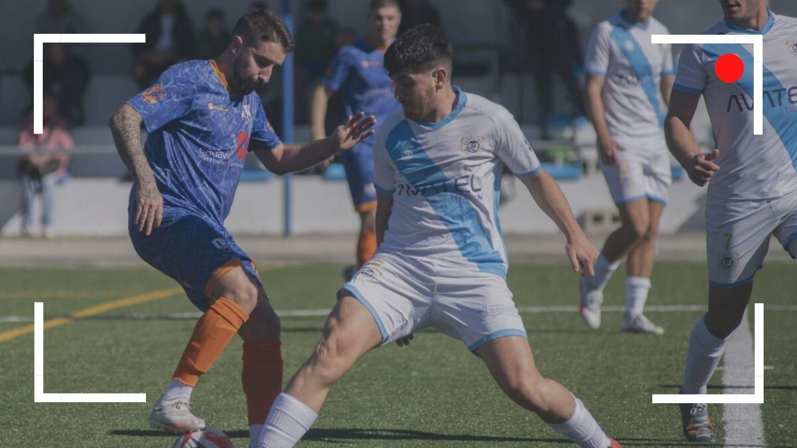 Álex Bardelás, del Maside, disputa un balón con el sportinguista Meji, en el choque de la primera vuelta.