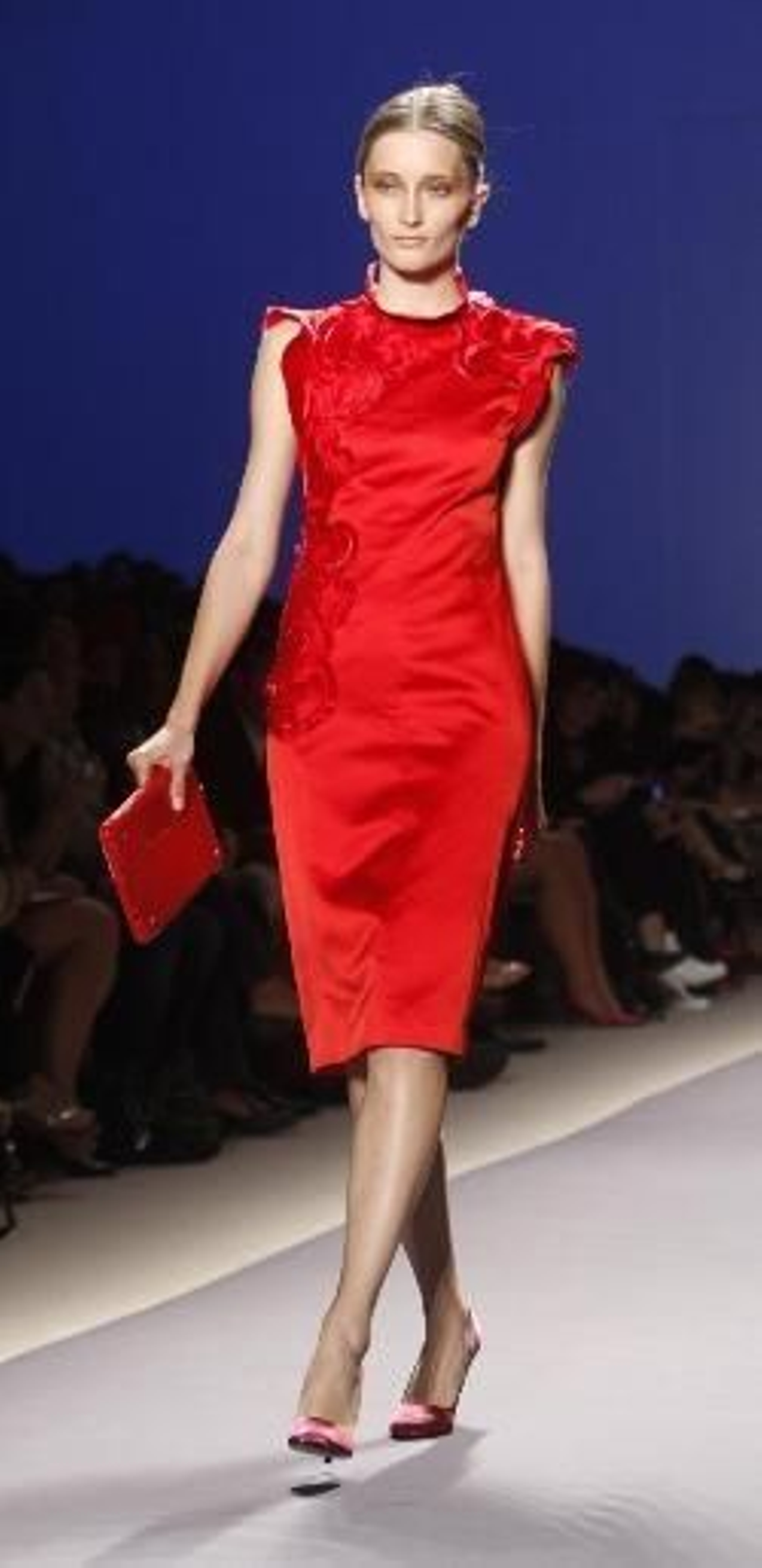 Una modelo luce un vestido rojo.
