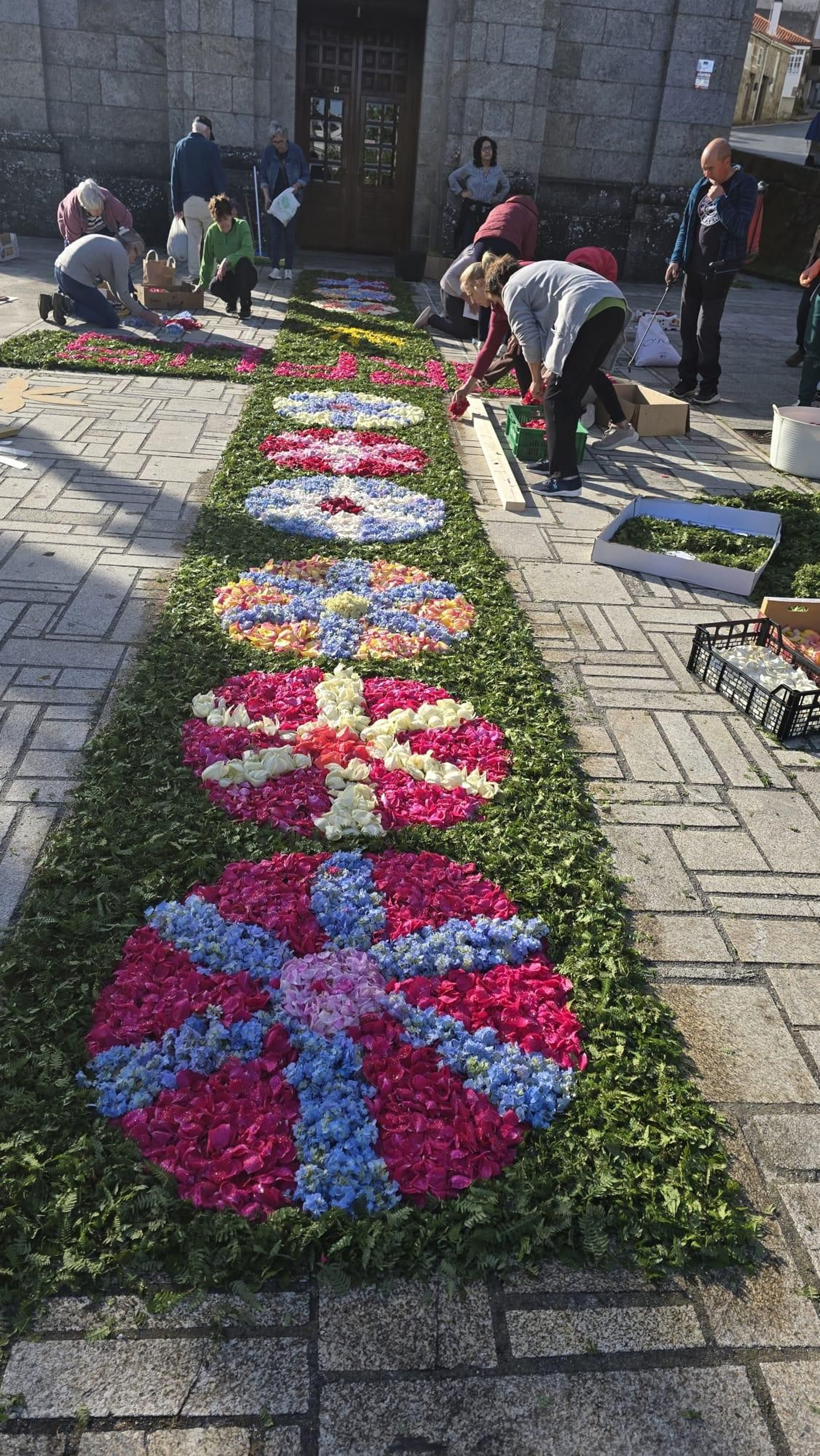 Galería | Castro Caldelas se engalana con alfombras de flores para el Corpus Christi