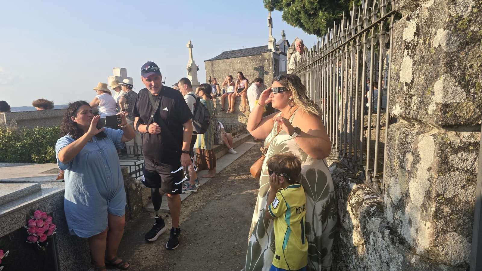 Galería | Un cementerio para mirar al cielo: un silencioso mirador para el eclipse total solar