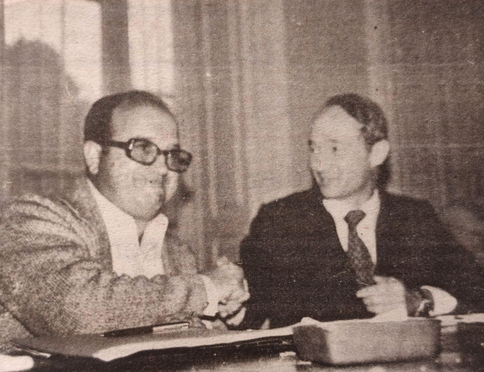 Manuel Rego Nieto estrecha la mano de don Carlos Hugo.
