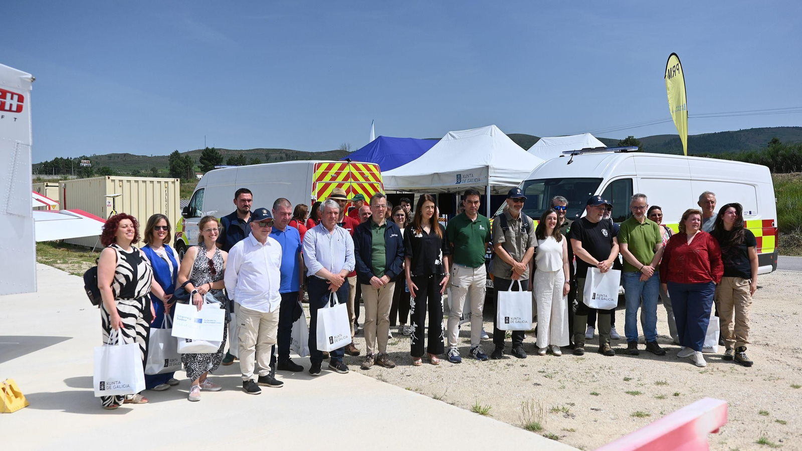 Socios del proyecto europeo Use4Forest y cargos de la Xunta, este miércoles en la base áerea junto a los vehículos incorporados.