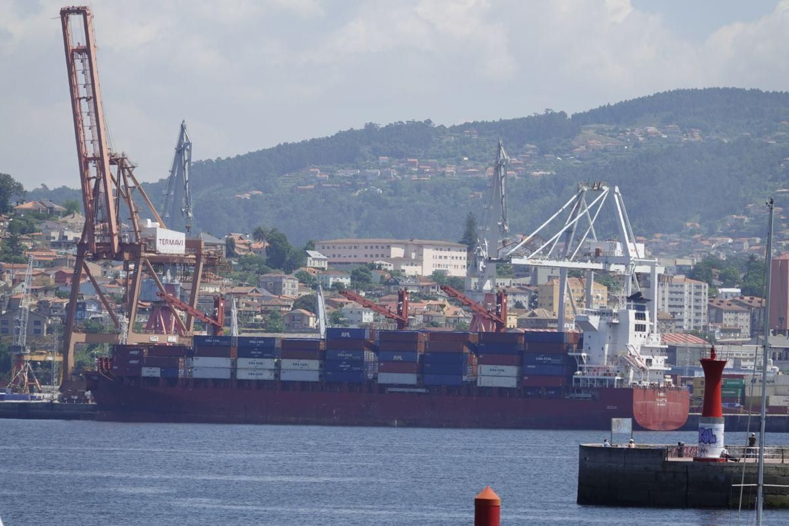 Un super portacontenedores operando en la terminal de Guixar, la quinta de España.