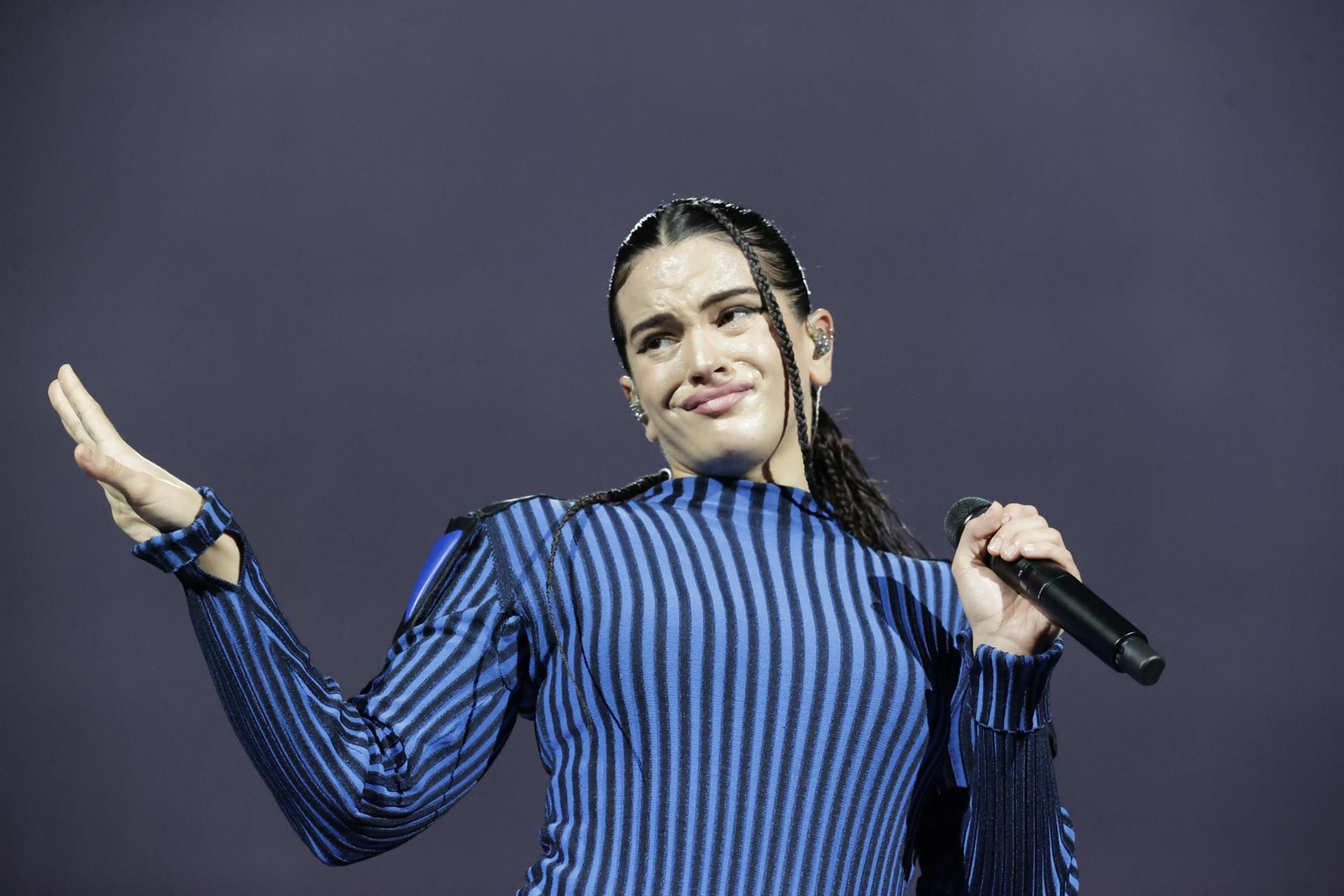 La cantante Rosalía durante su concierto en el Coliseum de A Coruña (EFE)