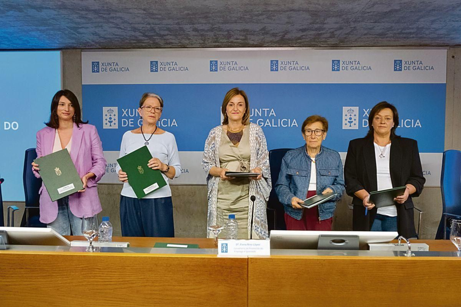 Elena Rivo (centro) durante la firma de los convenios de las asociaciones de las mujeres rurales.