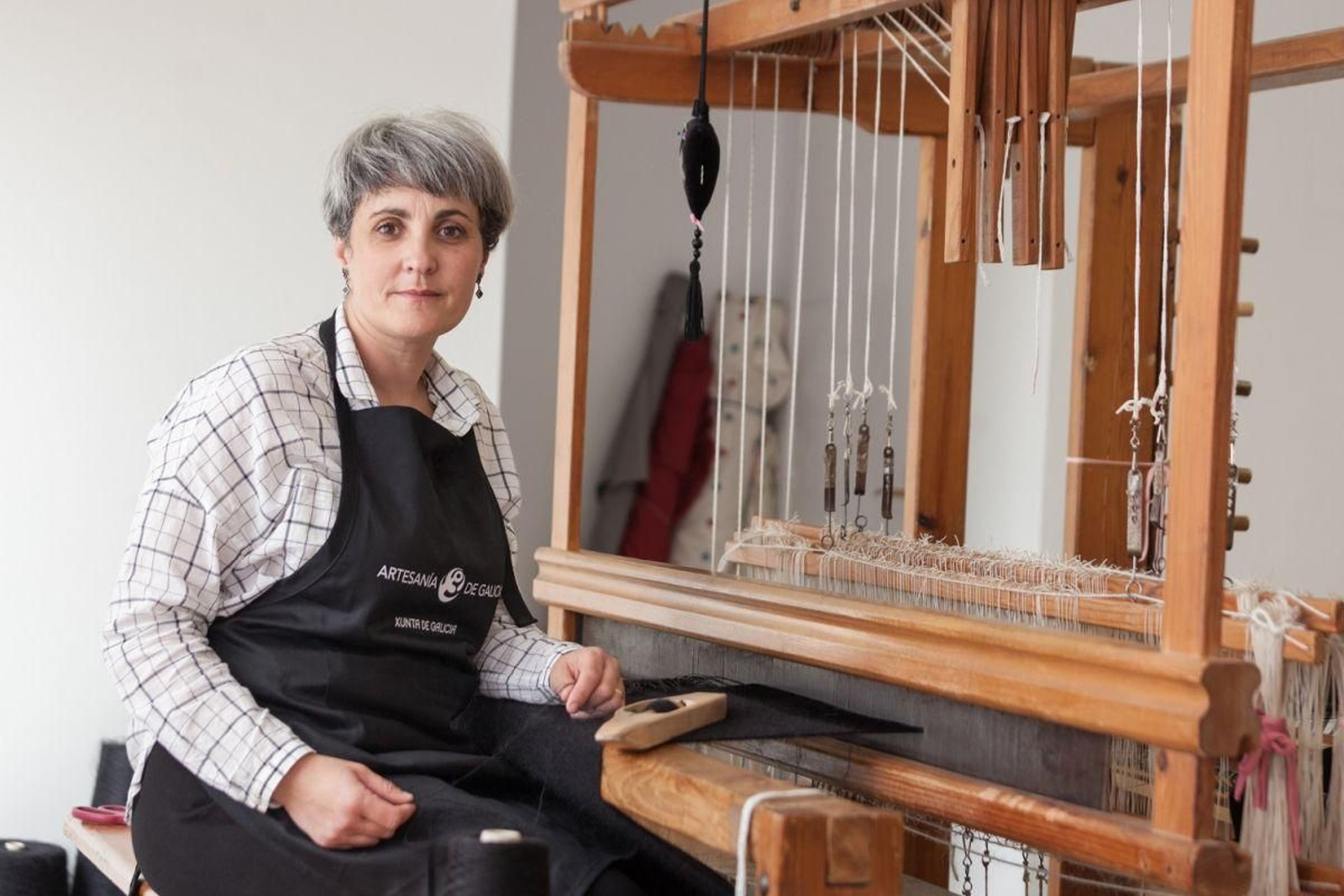 Inés Rodríguez en su taller, nominado por su manta de bebé “D-Leite”.