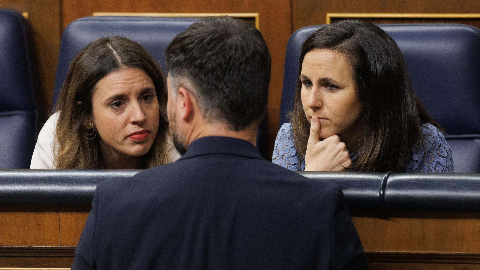 Irene Montero e Ione Belarra dialogan con Gabriel Rufián