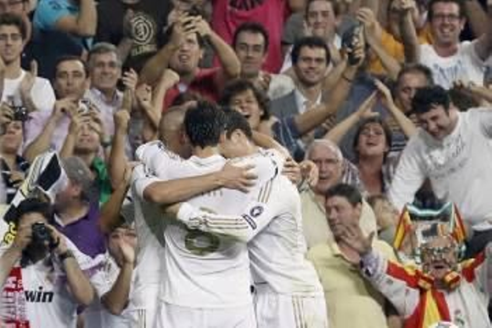 Benzema, Cristiano, Ronaldo y Kaká celebran el gol del brasileño, el que hacía el 2-0