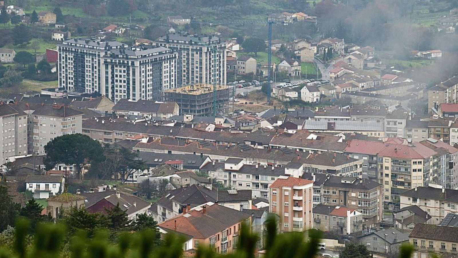 Una panorámica de Ourense tomada desde el parque botánico de Montealegre.