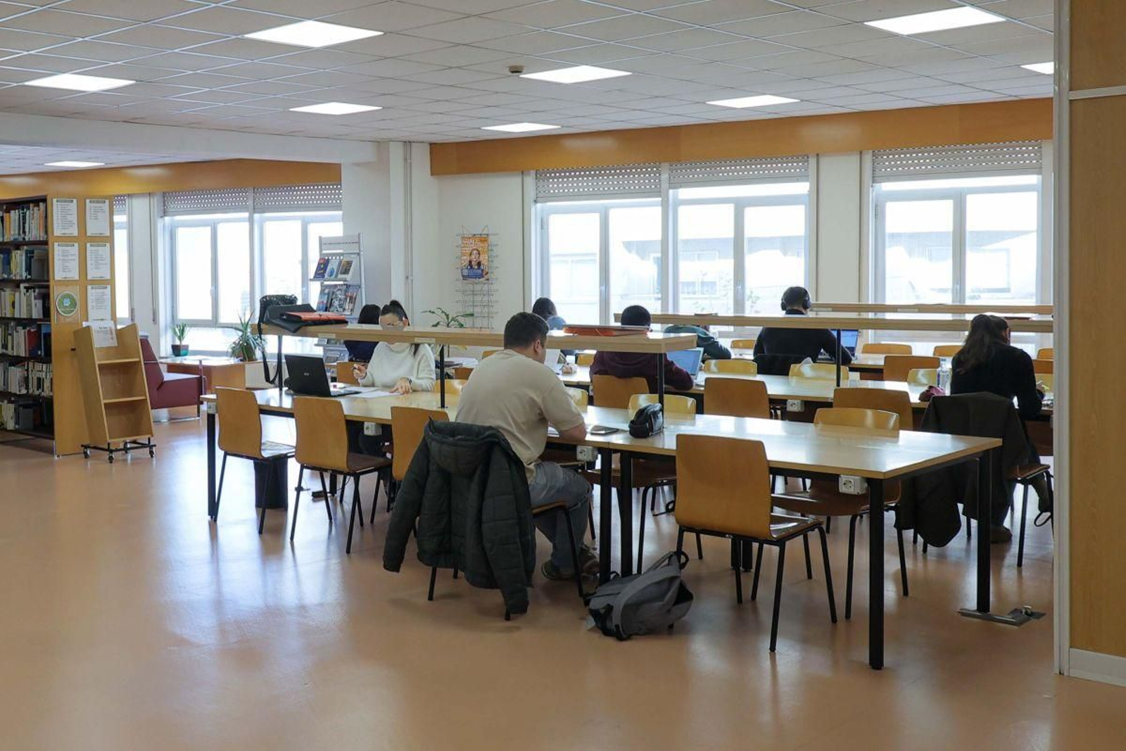Estudiantes preparando sus exámenes este fin de semana en la biblioteca de Peritos, en Torrecedeira.