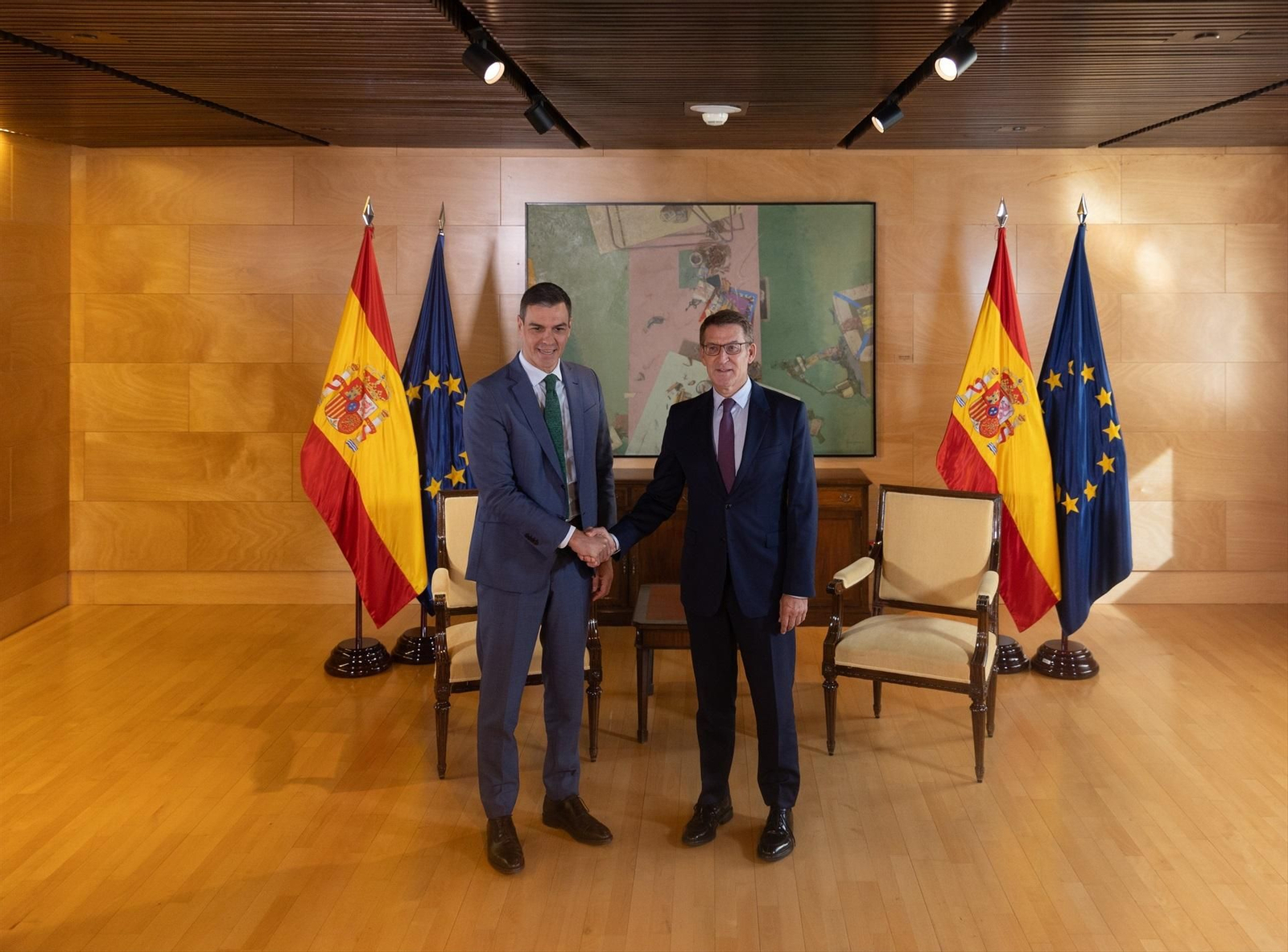 El secretario general del PSOE y presidente del Gobierno en funciones, Pedro Sánchez (i), se reúne con el líder del Partido Popular, Alberto Núñez Feijóo (d), dentro de la ronda de contactos para la investidura, en el Congreso de los Diputados. // Europa Press