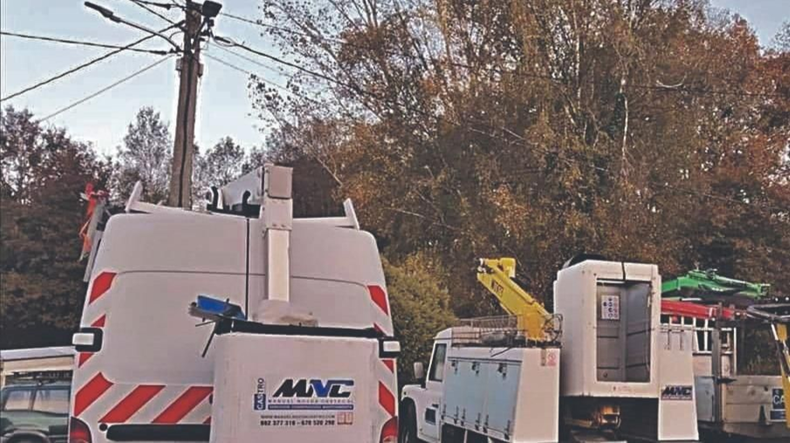 Os vehículos cos mecanismos necesarios para proceder ao cambio de luminarias.