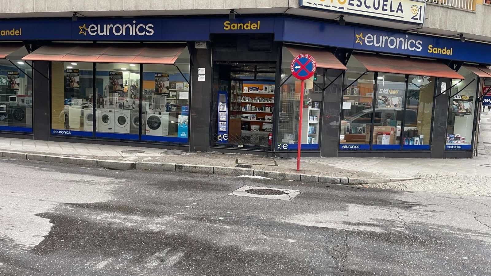 El local después del incendio producido por la bombona