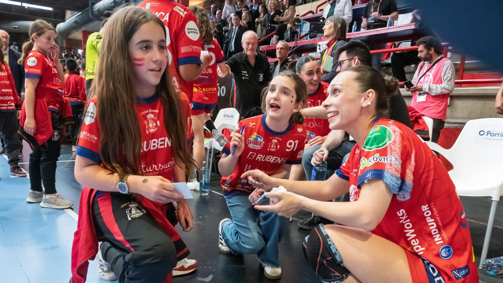 Malena Valles comparte uns momentos tras os partido con xogadoras de base do Porriño.