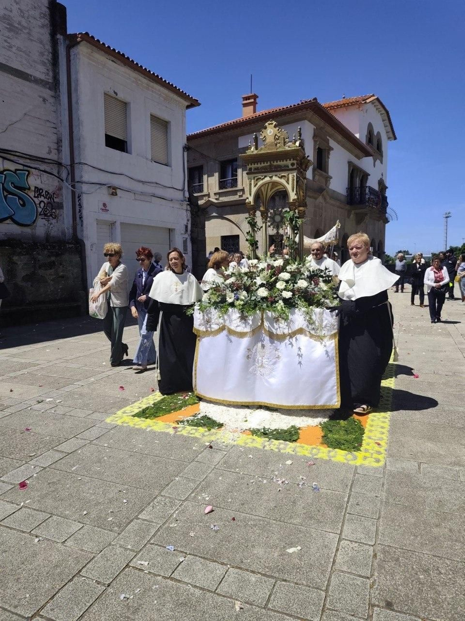 Alfombras florales y procesión del Corpus en Bouzas.