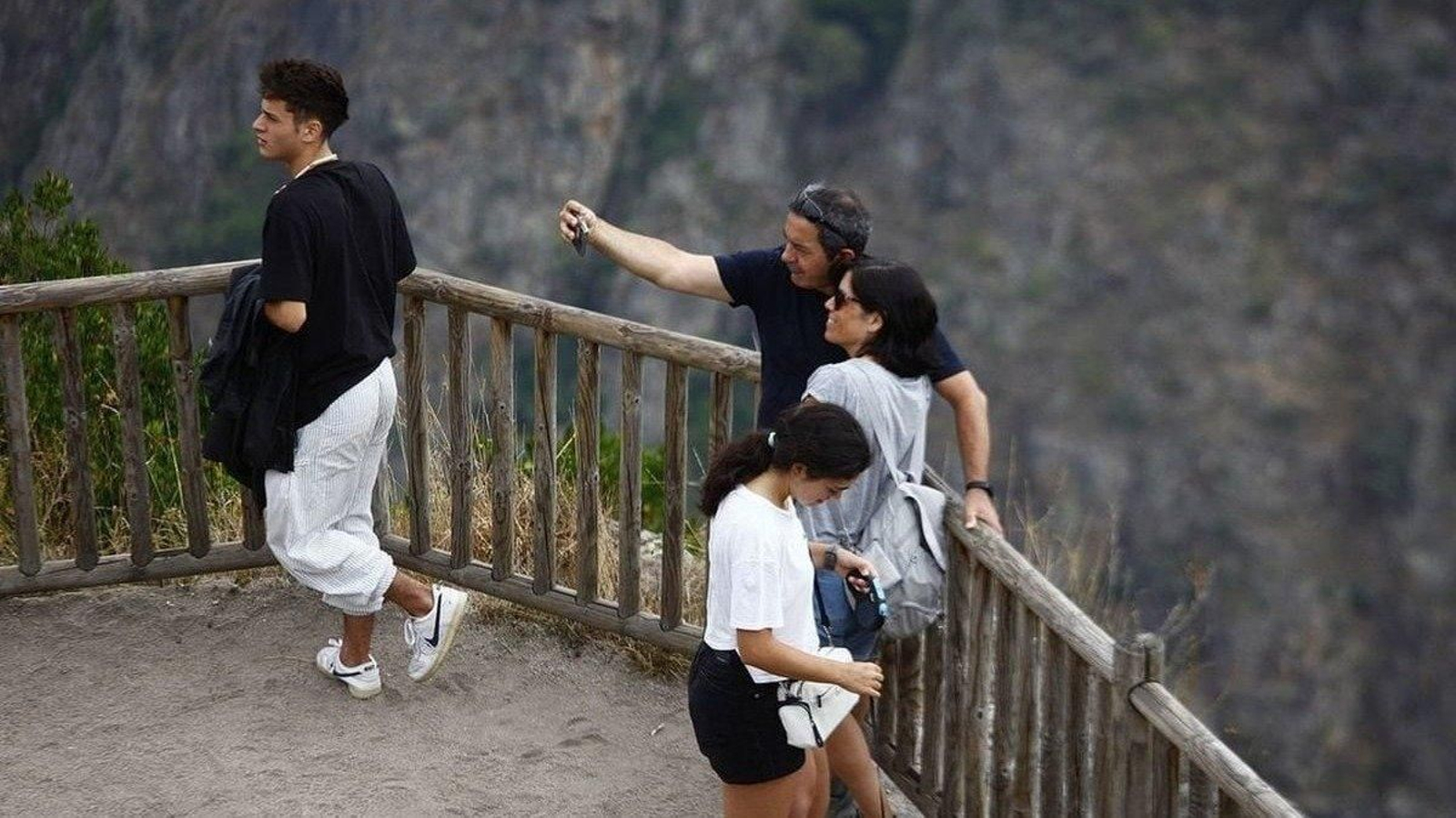 Turistas se hacen un selfi en uno de los miradores de la Ribeira Sacra.