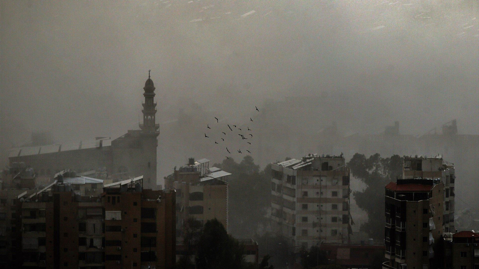 Columna de humo tras un bombardeo del Ejército de Israel contra la capital de Líbano, Beirut. // EP