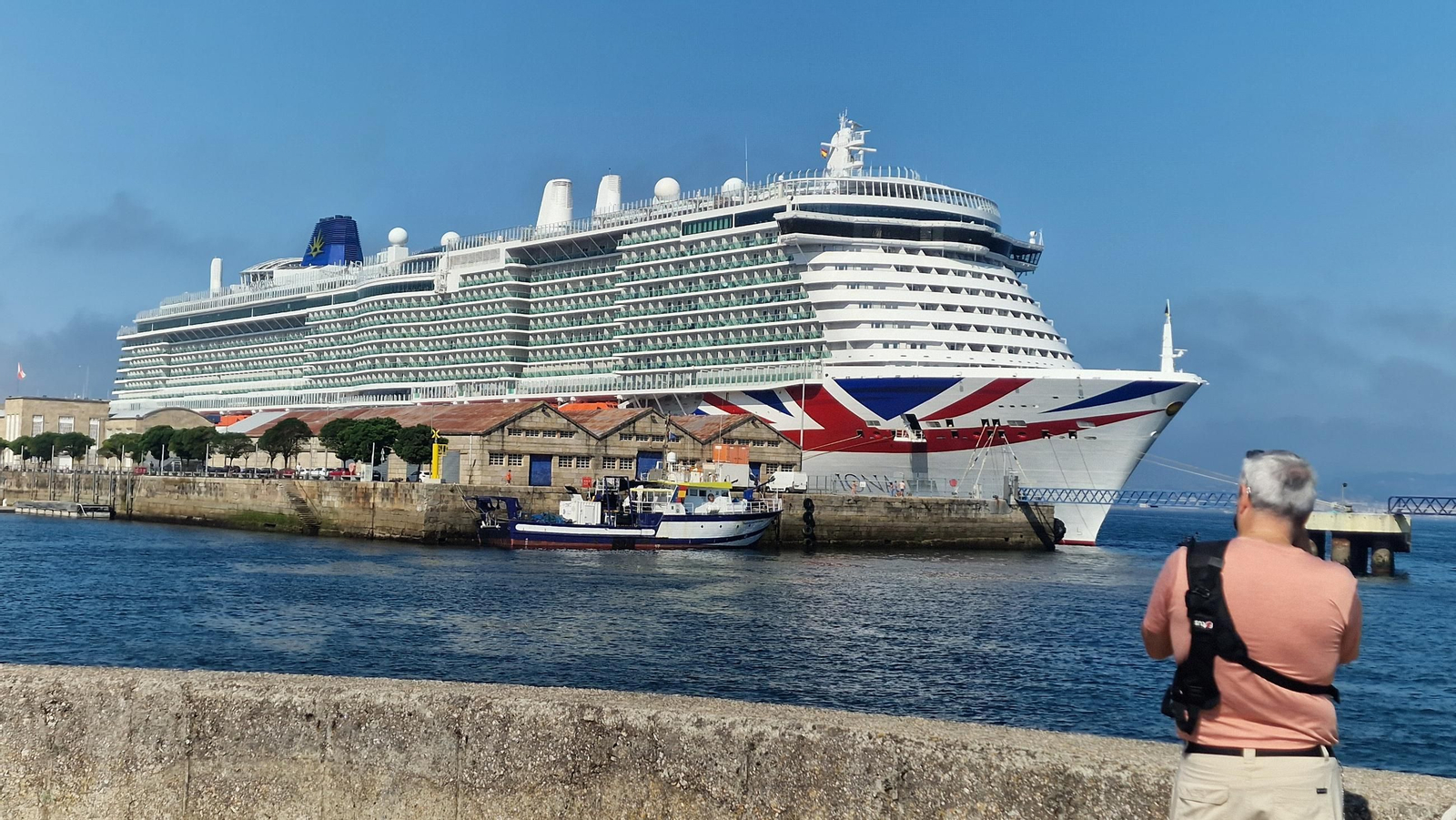 El "Iona", ayer atracado en el muelle de Trasatlánticos
