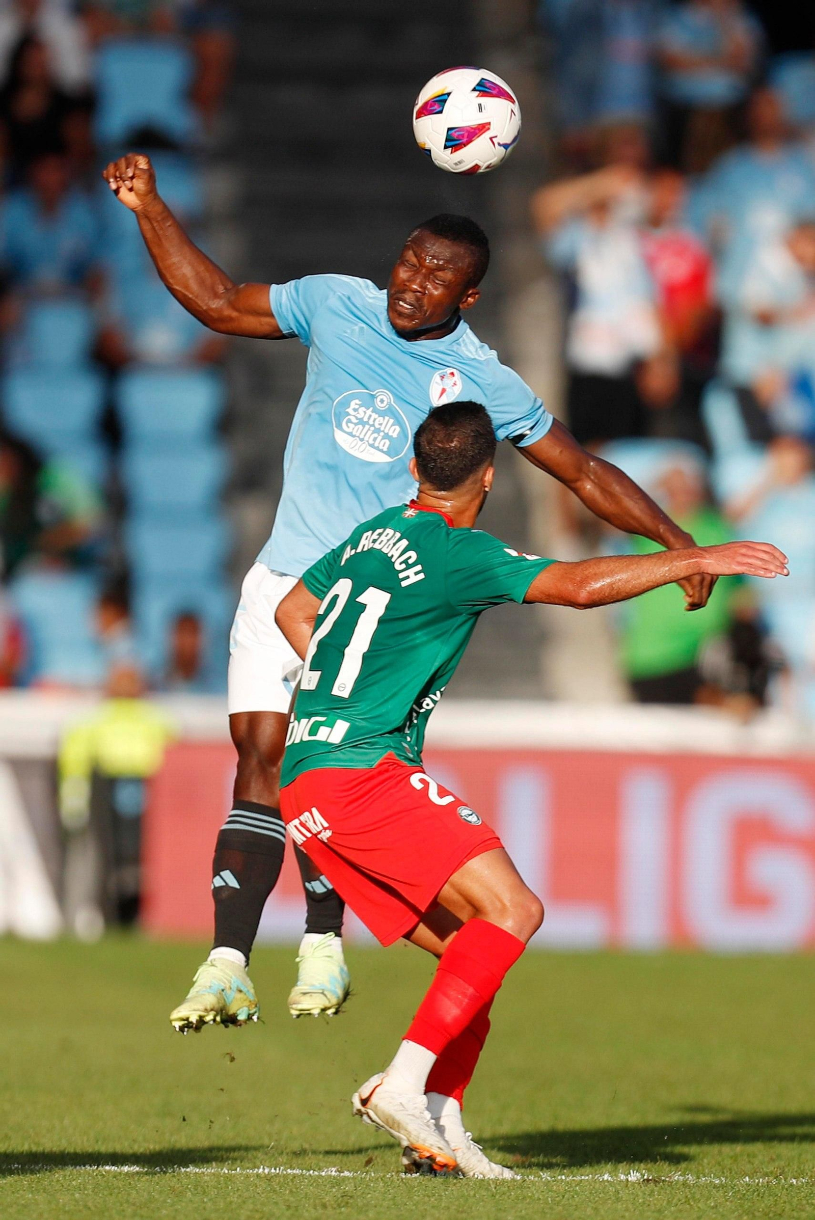 Aidoo golpea el balón con la cabeza en el partido entre el Celta y el Alavés en Balaídos.