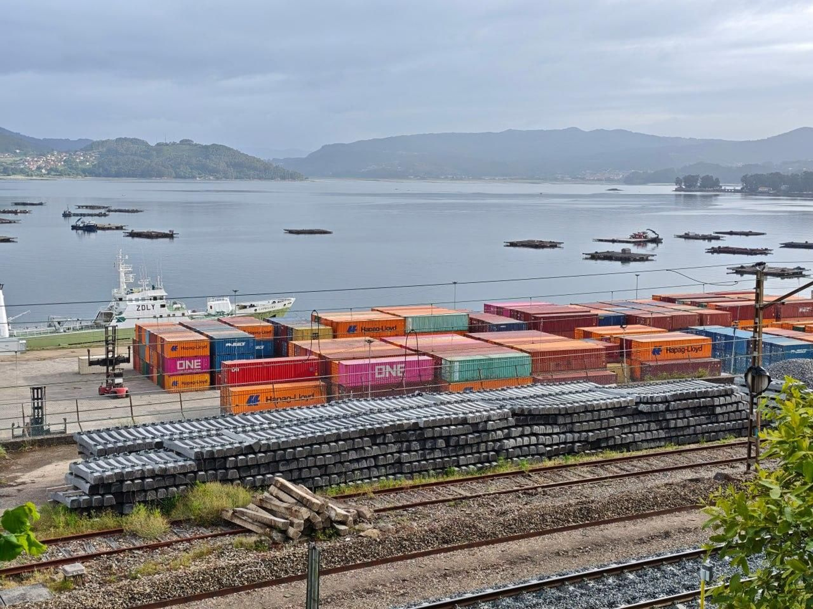 Contenedores del puerto vigués en el muelle de granito, en las proximidades de Rande