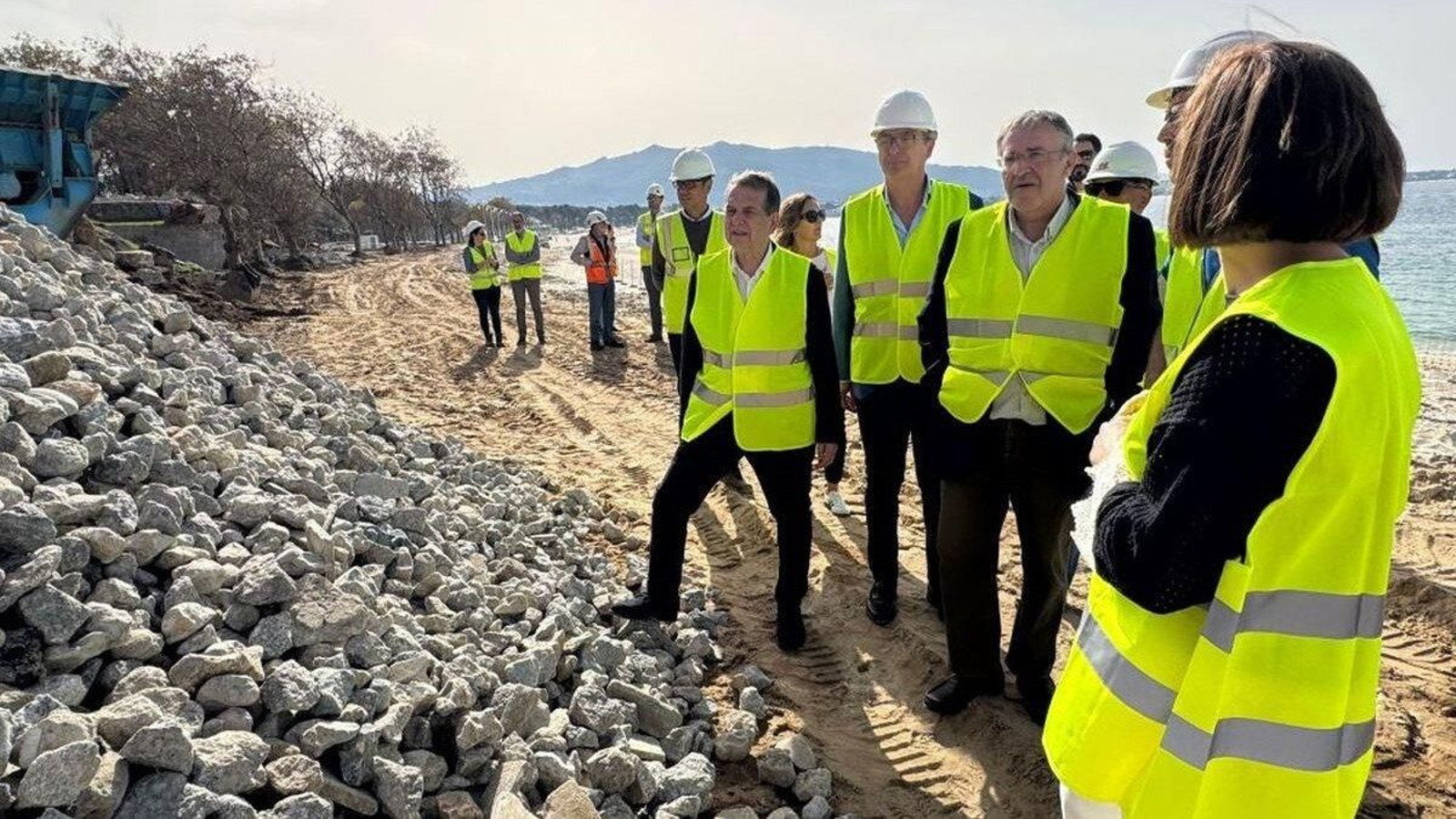 El alcalde, Abel Caballero, junto con los técnicos de la obra de remodelación dunar, ayer en Samil.