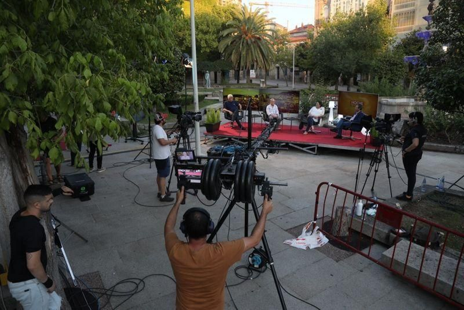 La plaza Bispo Cesáreo de la ciudad se convirtió en el debate de la jornada electoral de Telemiño, con una docena de tertulianos y analistas (JOSÉ PAZ).