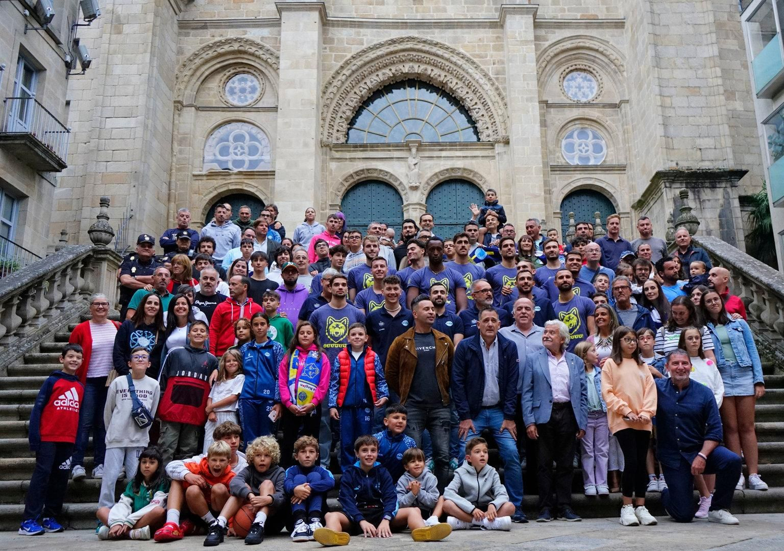 Jugadores y afición, en el acto de presentación del COB.