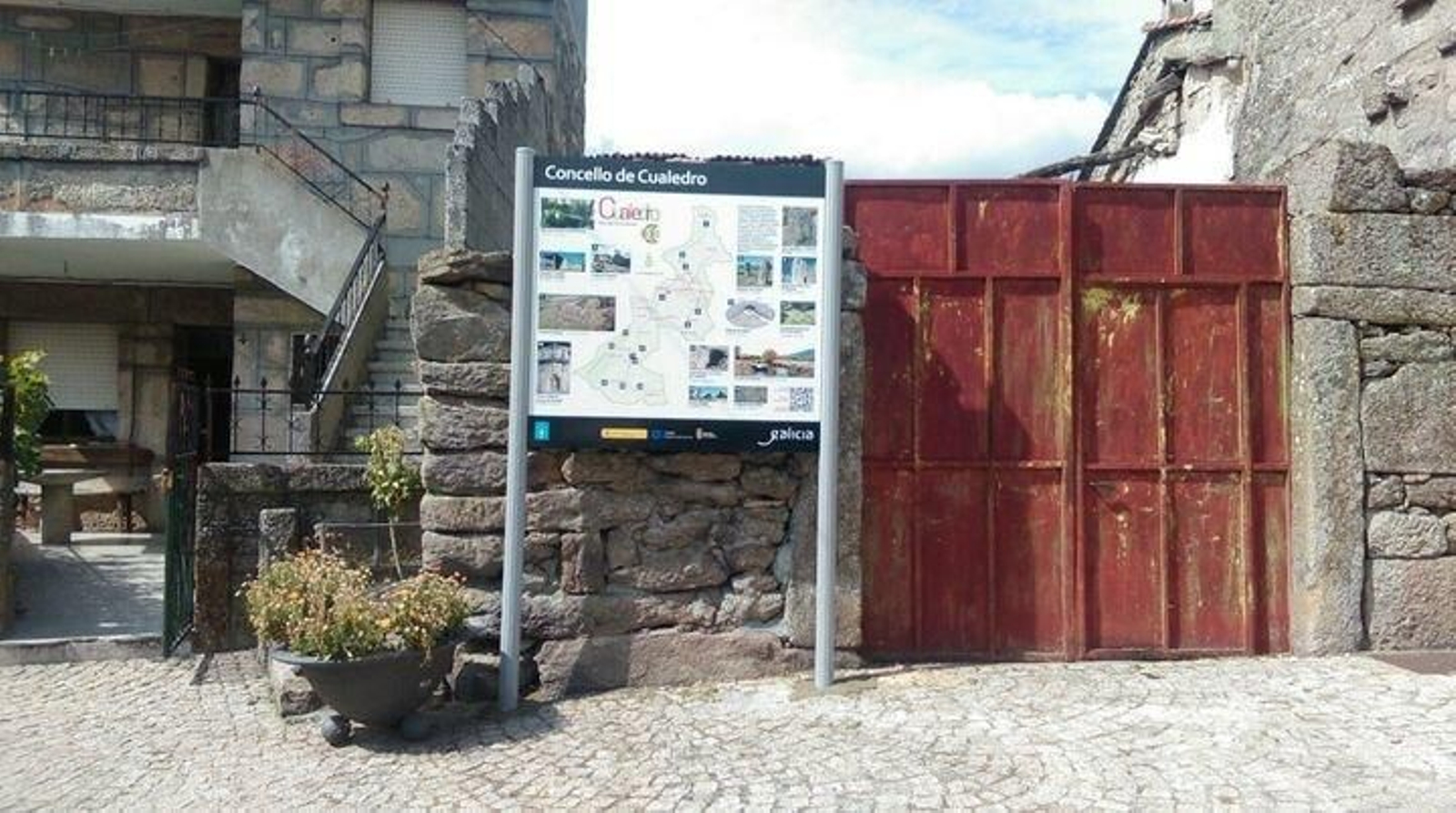 El panel informativo que se ha instalado en la plaza de A Picota de A Xironda.