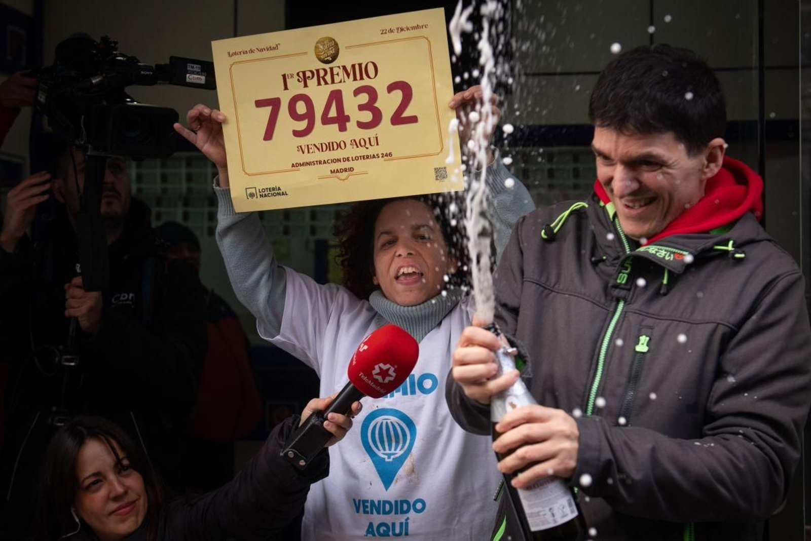 Los empleados de la administración situada en la calle Ricardo Ortiz, en Madrid, celebran el Gordo.