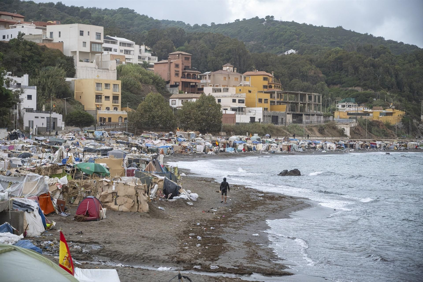 Migrantes en chabolas, en la playa de Trampolín, este sábado.