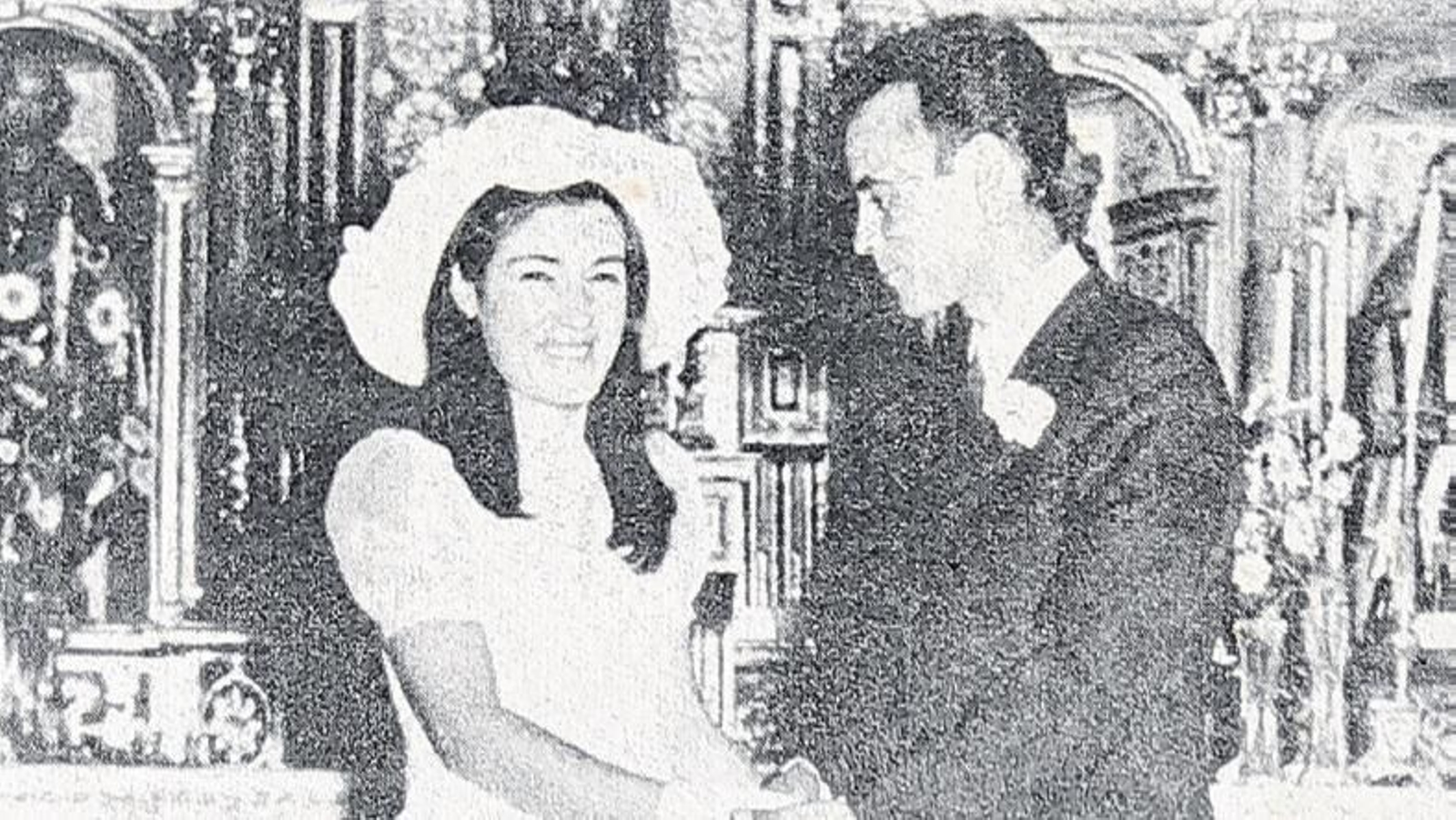 Los novios posan en el altar del templo.