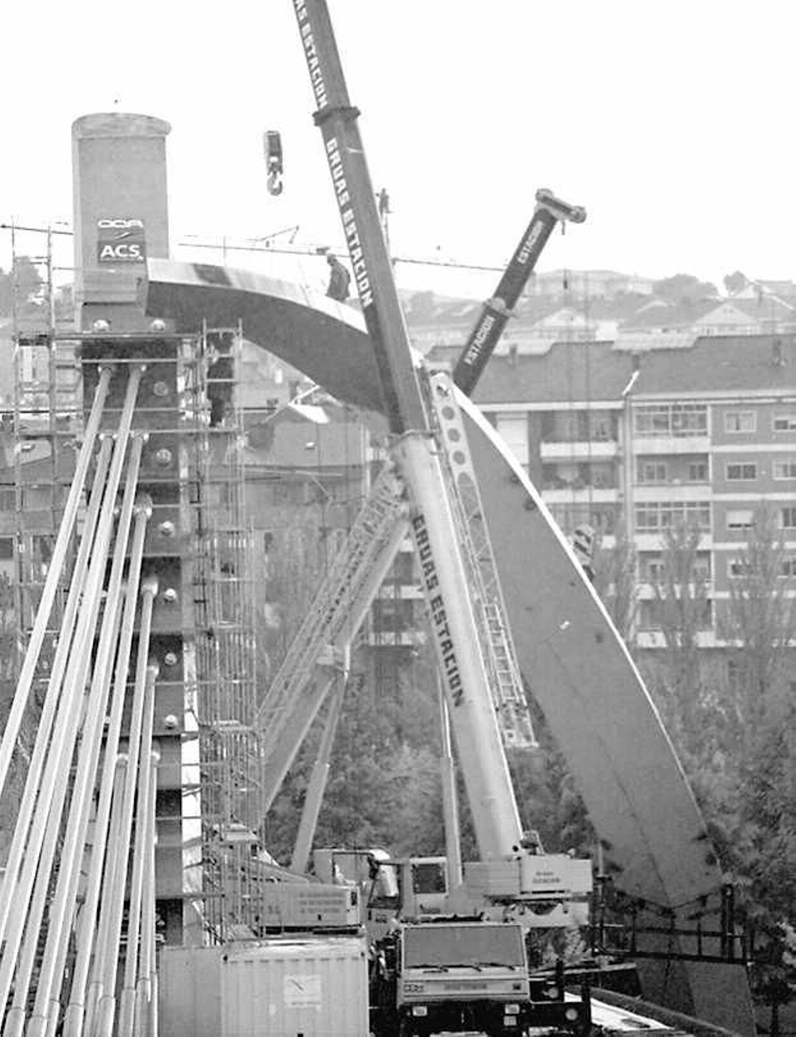 La construcción del emblemático Puente del Milenio hace 25 años cambiaba el skyline de Ourense, en fotos