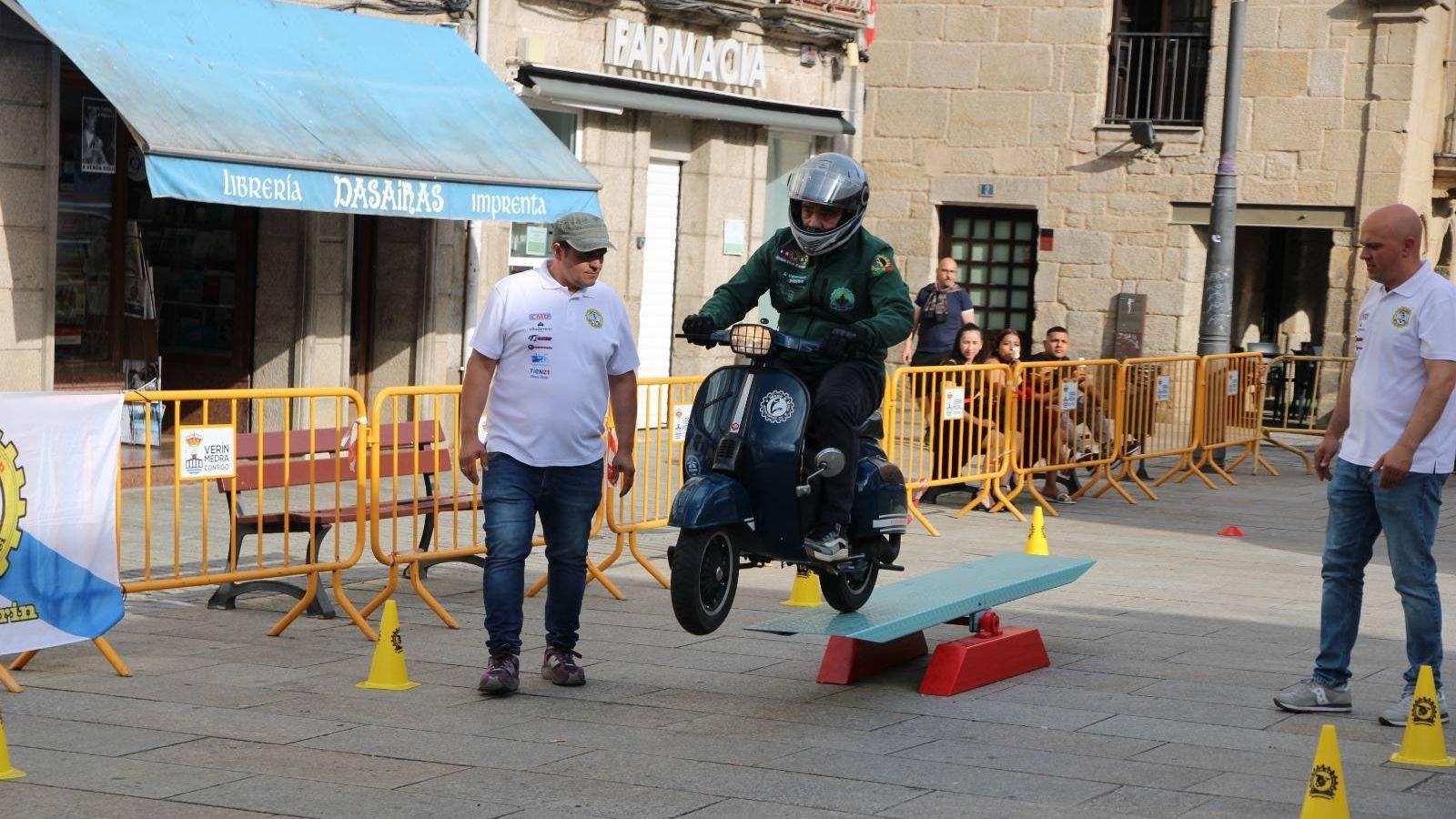 La yincana en la Praza García Barbón del sábado dejó imágenes espectaculares.