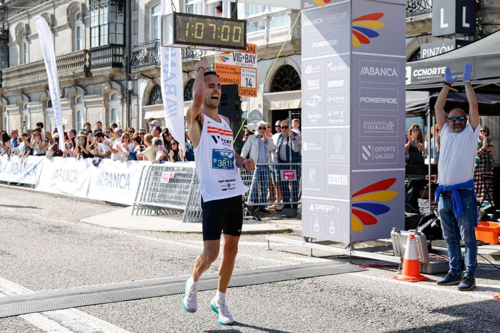 Llegada a la meta del ganador de la Vig-Bay 2024.