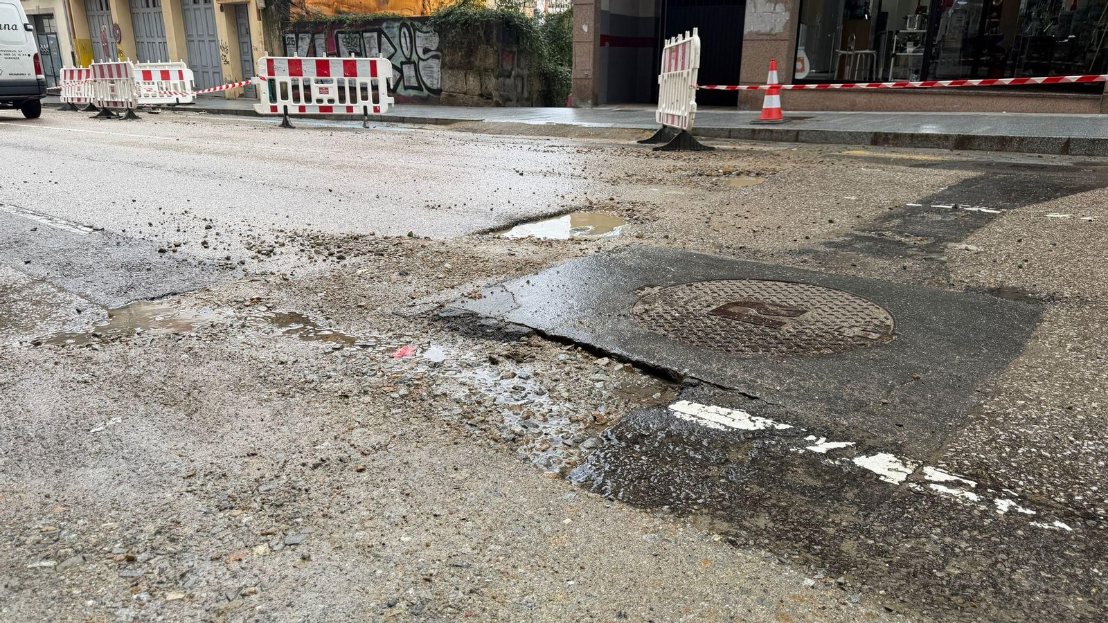 La Avenida de Portugal ya presentaba numerosos baches por las obras y ahora se suman otros nuevos, agravados por las lluvias.