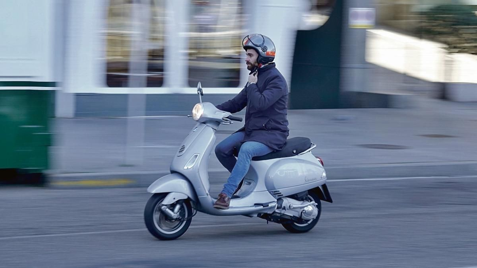 Un conductor de una motocicleta, durante el trayecto al trabajo en Vigo.