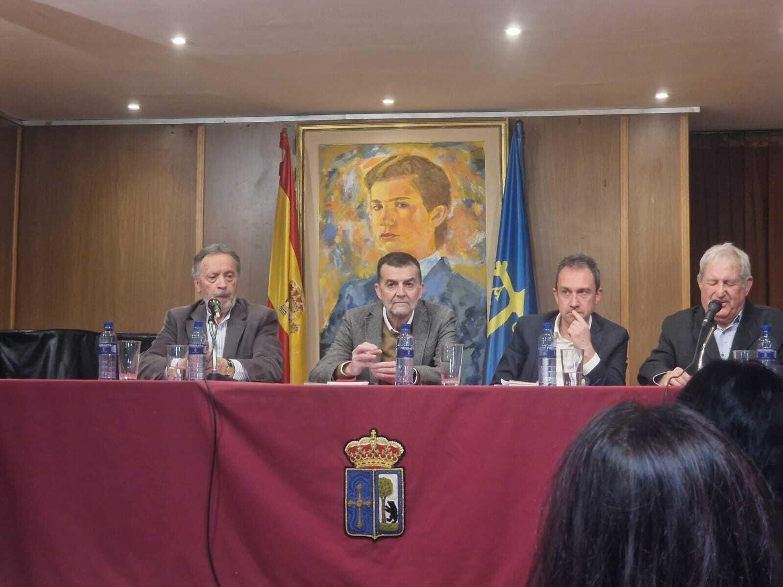 El consejero de Ordenación de Territorio, Urbanismo, Vivienda y Derechos Ciudadanos, Ovidio Zapico, durante el anuncio de "Asturias tu casa".