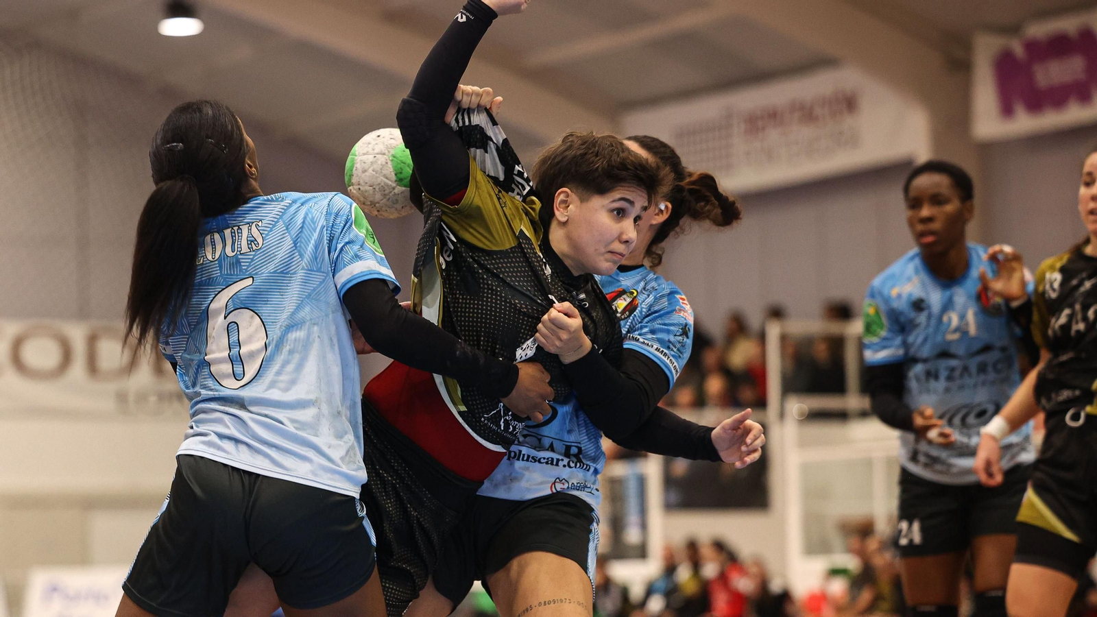 Dúas defensas do Zonzamas defende á central Ceci Cacheda.