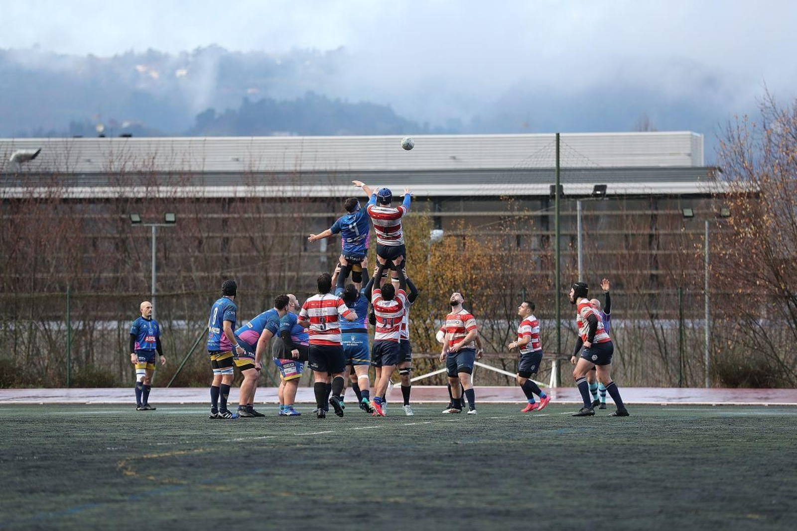 Pelea por llevarse una touch durante el encuentro.