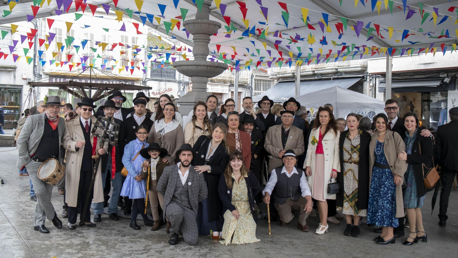 Ben traxeados de época, como manda a tradición, a veciñanza da Limia e da contorna encheu a Praza Maior de Xinzo nunha xornada senlleira.