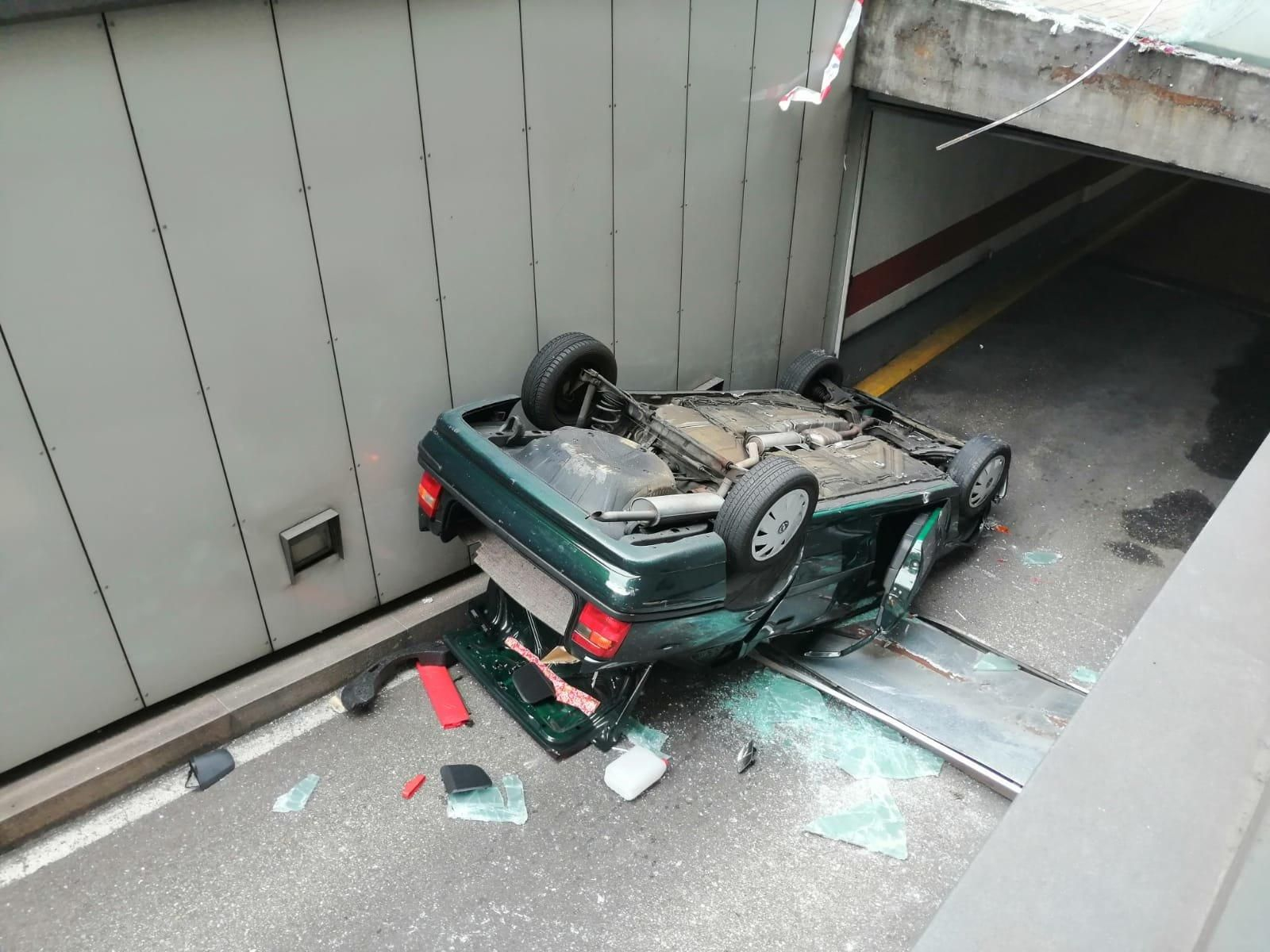 Un coche se precipito al párking en la calle Lepanto // Vicente Alonso